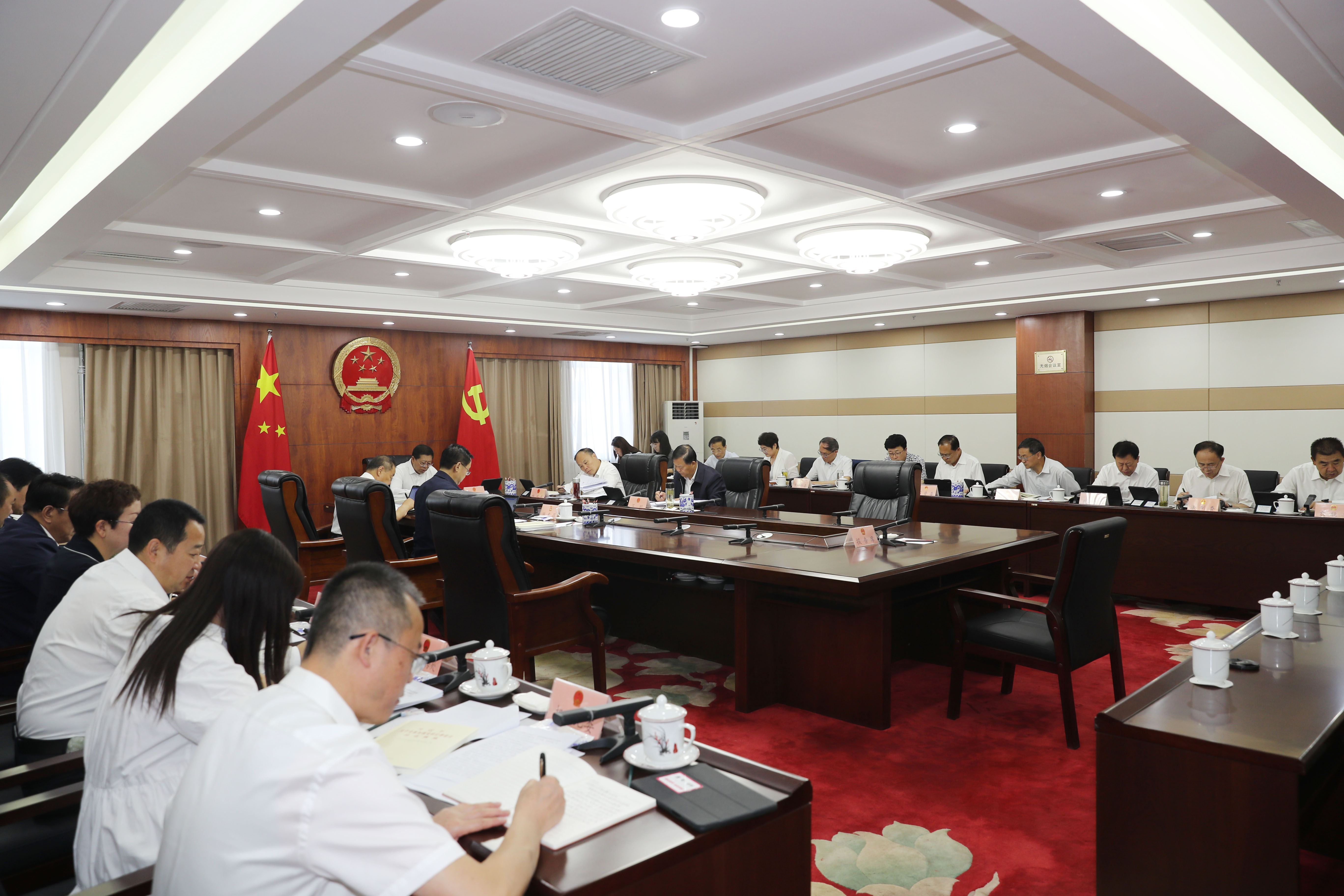 省人大常委会党组会议召开